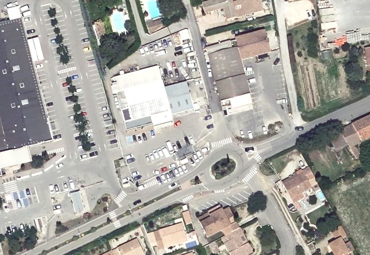 Vue aérienne de l'accès au garage et du rond-point de l'avenue de Craponne