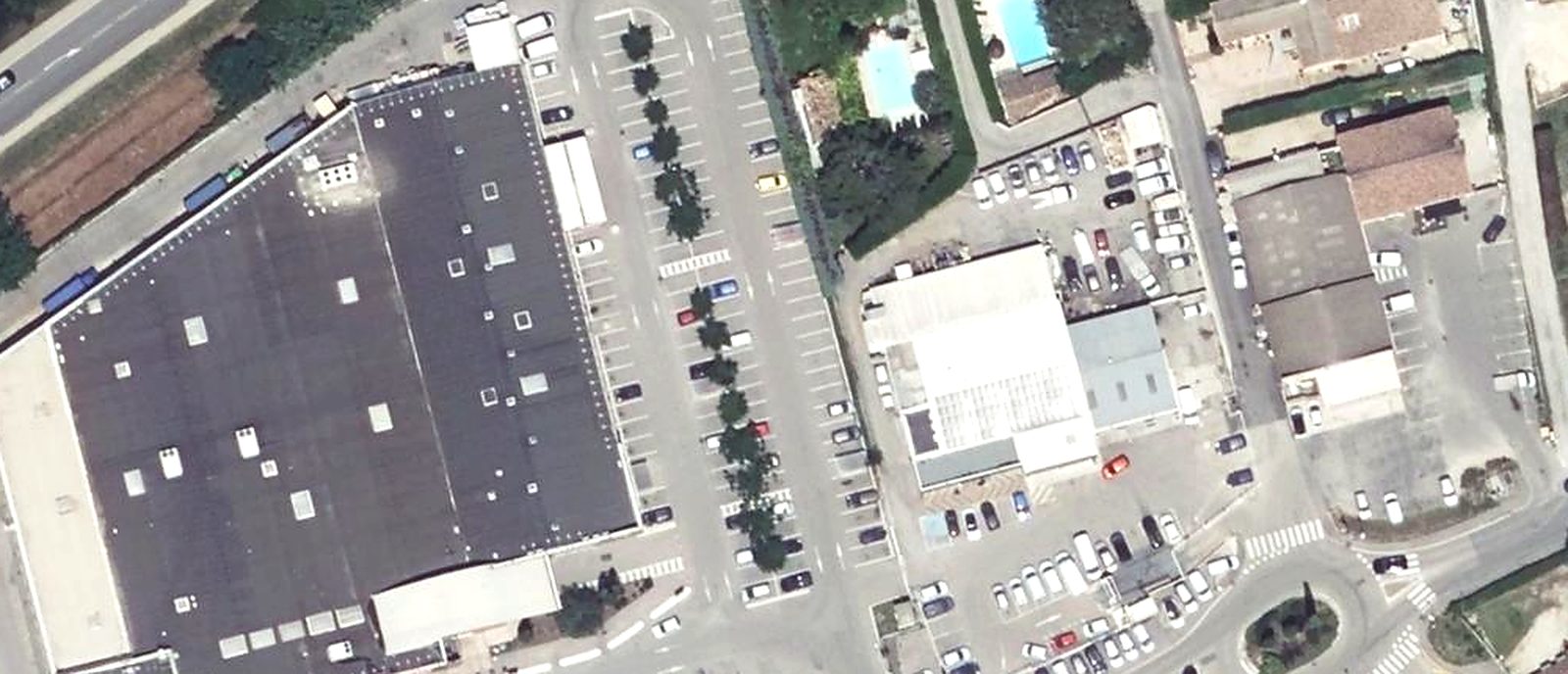 Vue aérienne du garage et de son parc de véhicules, avenue de Craponne à Mallemort