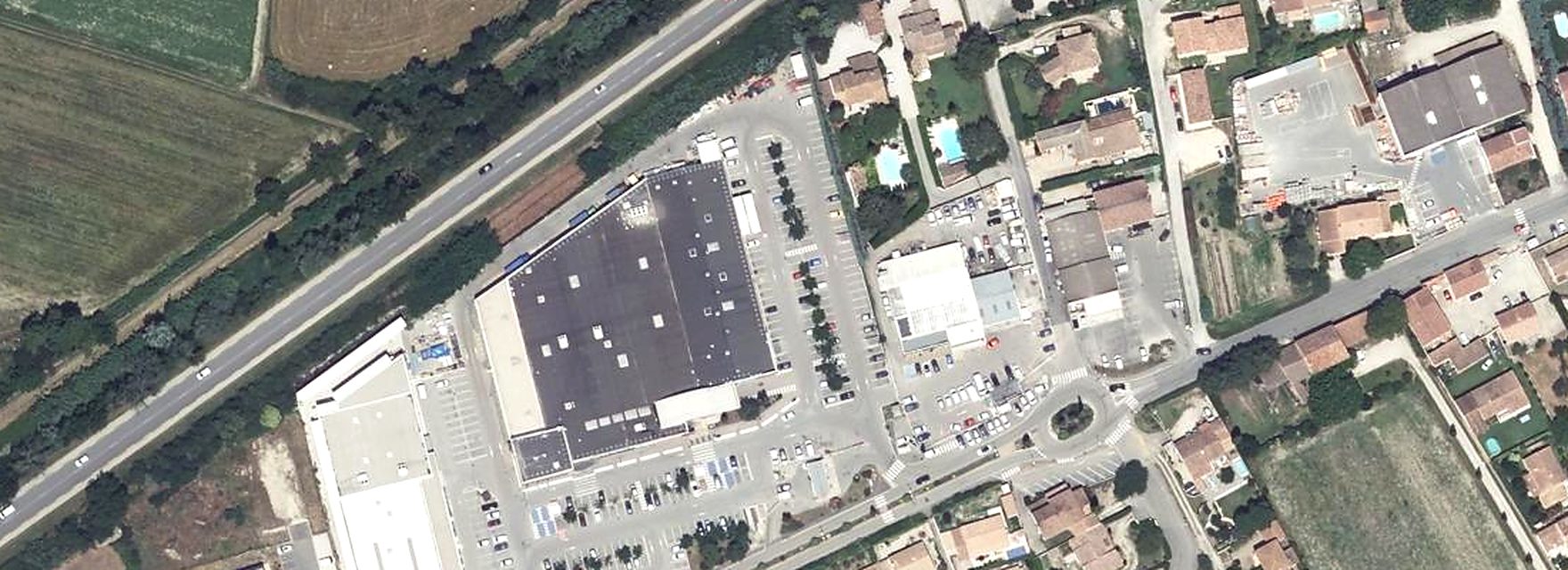 Vue aérienne du quartier Verdière à Mallemort, avec le garage
